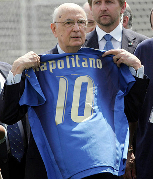 Mondiale 2006 (258).jpg - 20060709 - BERLINO - SPR - MONDIALI: NAPOLITANO, VINCERE ANCHE 'ALTRI CAMPIONATI' Il Presidente della Repubblica Giorgio Napolitano  stamane 9 luglio 2006, in occasione dell'incontro con i giocatori della Nazionale poco prima della finale della Coppa del Mondo, contro la Francia che si disputerà questa sera a Berlino.  Enrico Oliverio-Ufficio Stampa della Presidenza della Repubblica) ANSA/  DEF